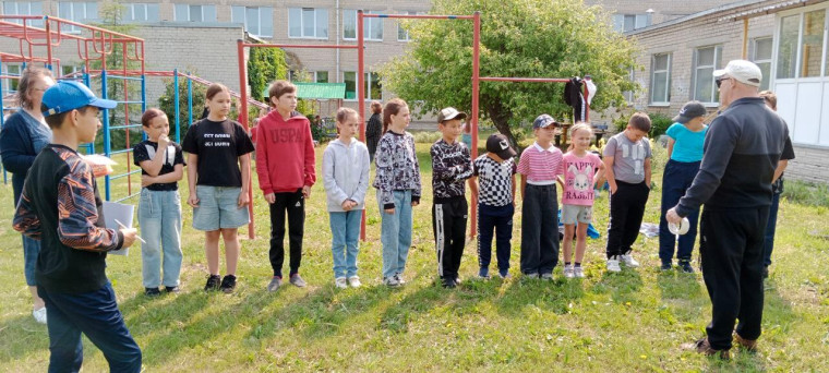 спортивная площадка.